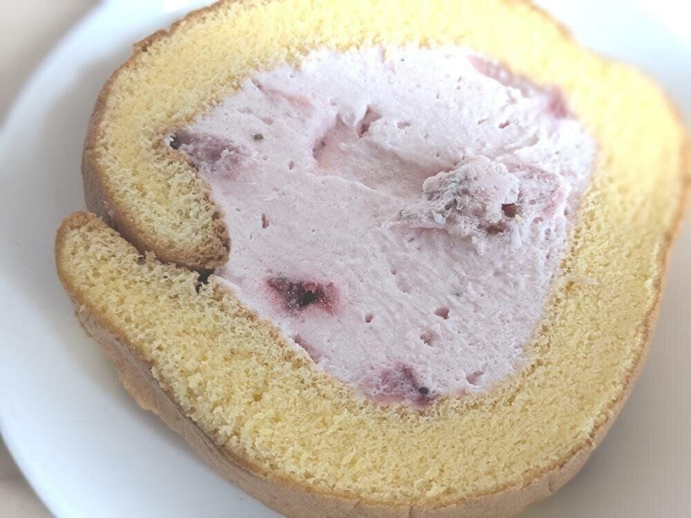 シャトレーゼ「糖質50％カットのいちごクリームロール」