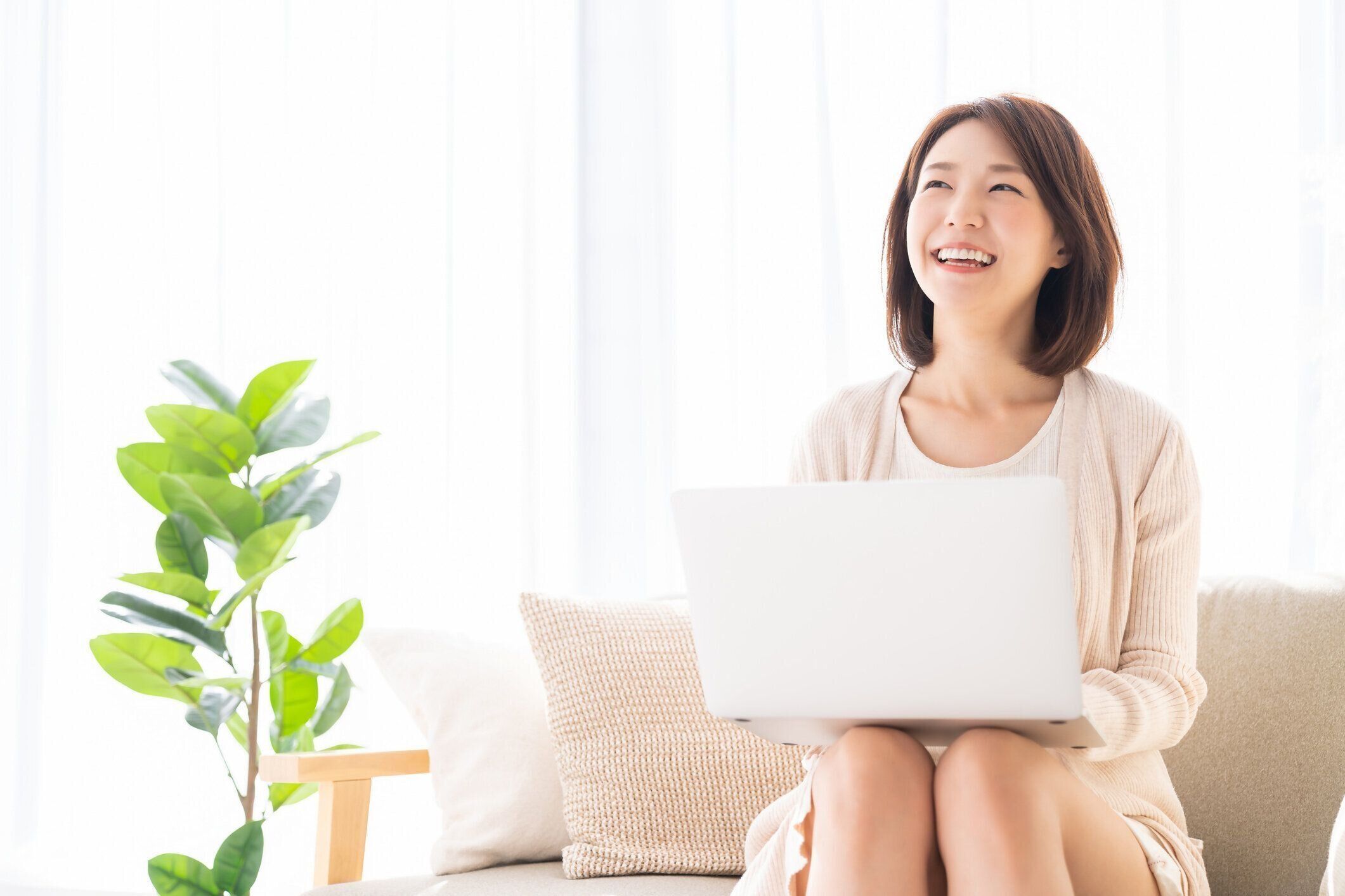 ラップトップを使用して若いアジアの女性