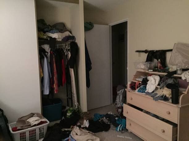 転がって服がたくさんで乱雑な寝室