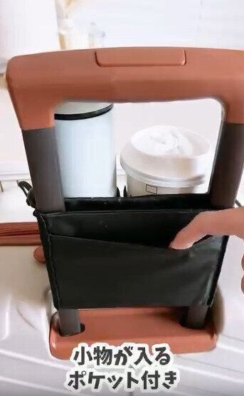 【キャンドゥ】裏側は小物が入るポケット付き