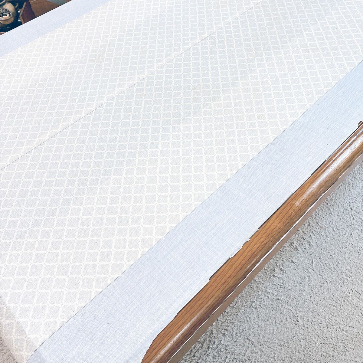 はがれてきたリメイクシートにさよなら！かぶせるだけの天板カバーで古いテーブルが見違えた