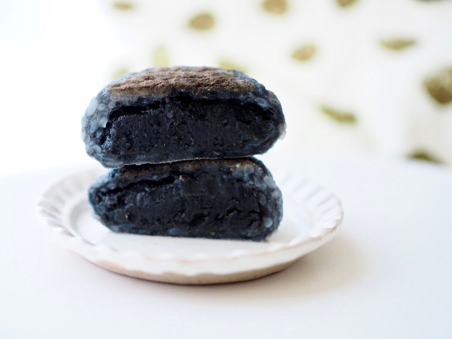 シャトレーゼ「粗搗き大福 黒胡麻」断面写真