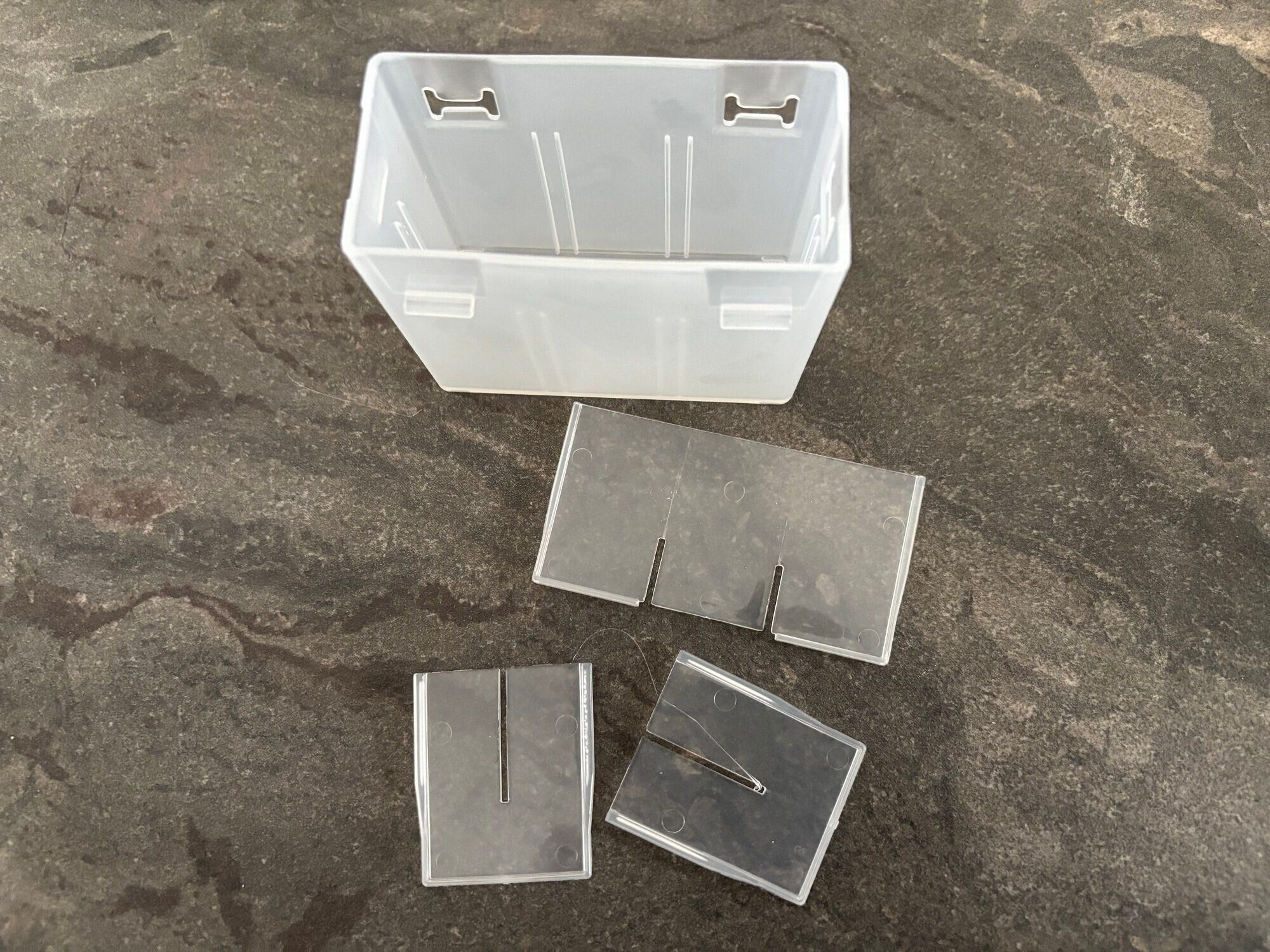 DAISOで見つけた！「あれ、どこいった？」迷子になりやすい軟膏のスッキリ収納が叶う優れモノ