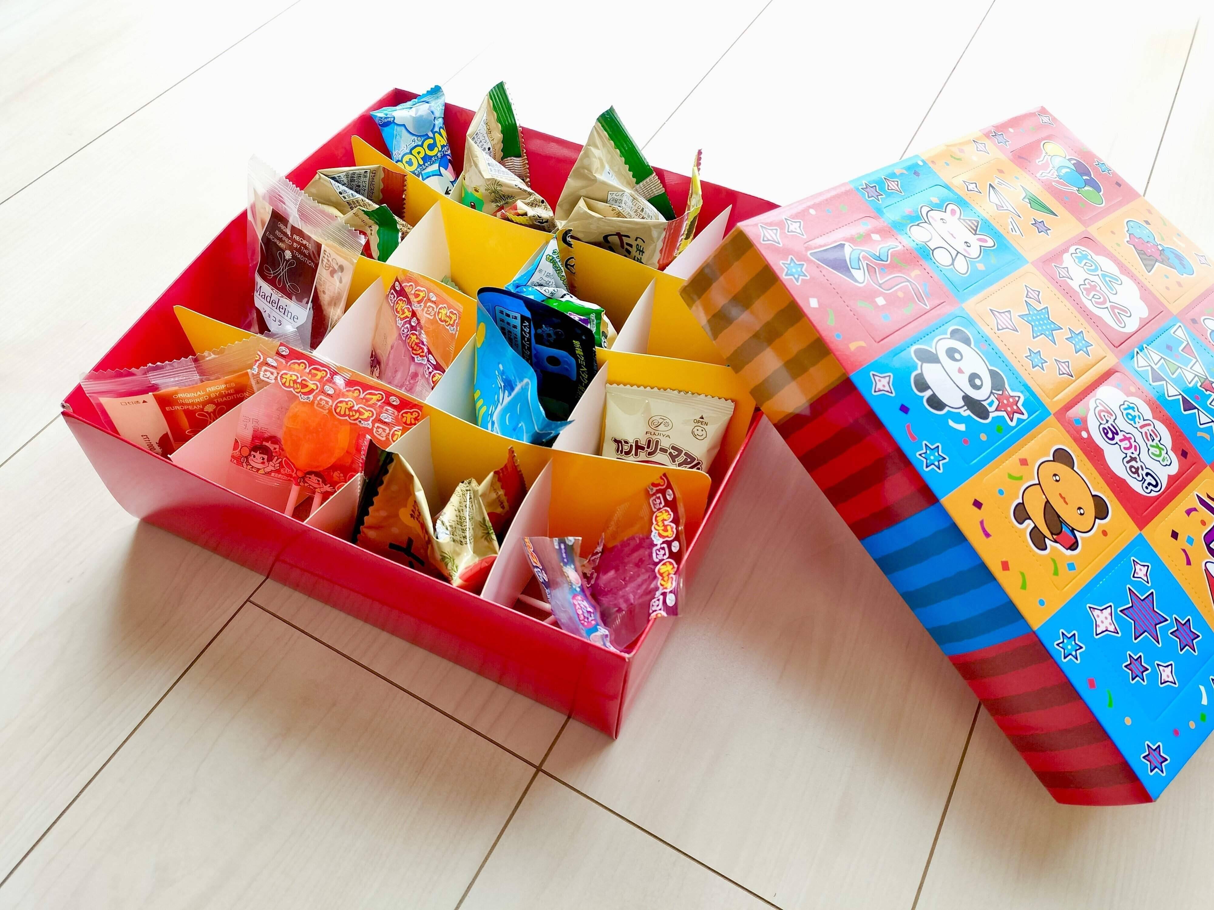 わくわく組立ボックスにお菓子を入れたところ