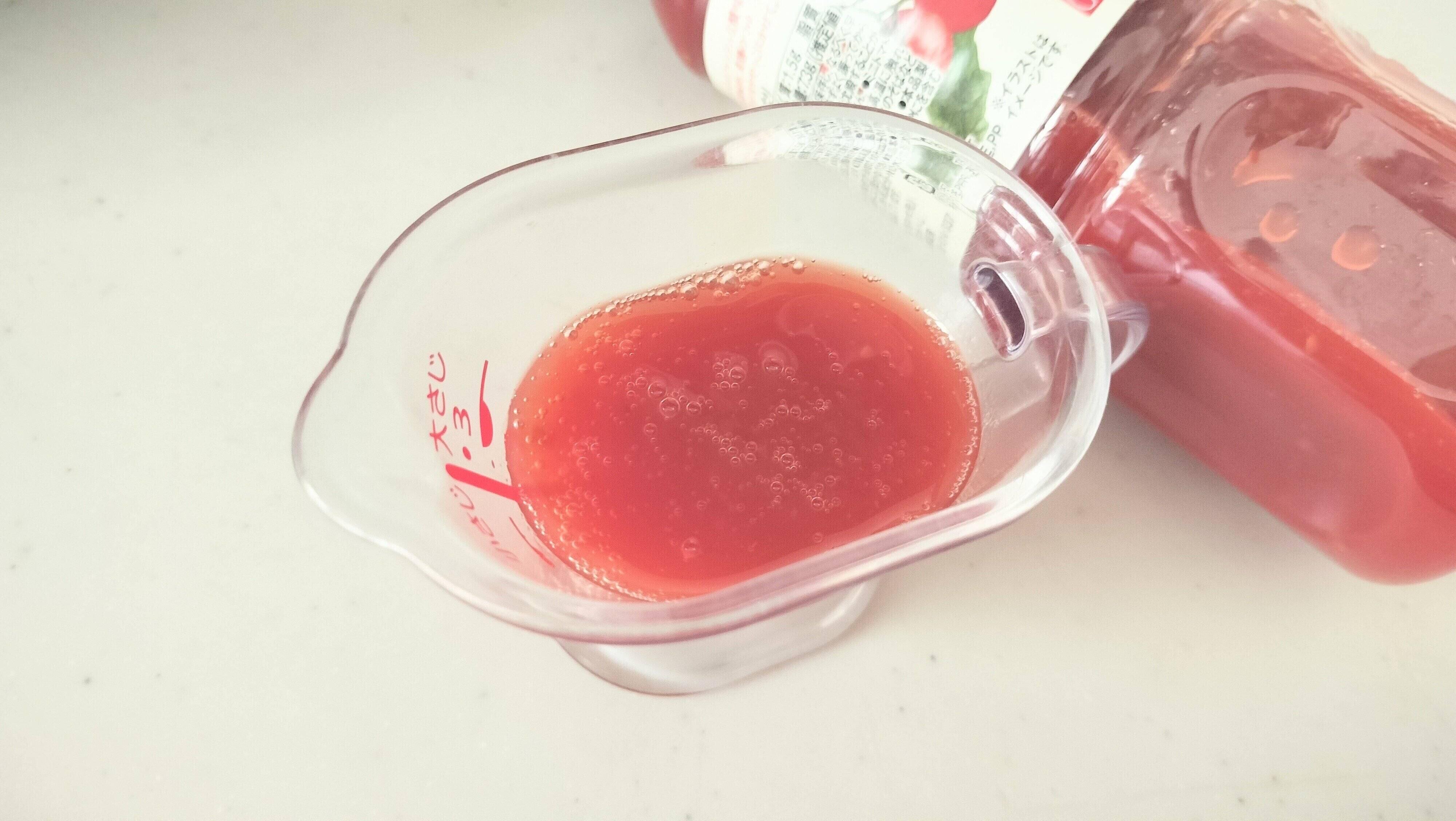 濃い赤色のトマトつゆ