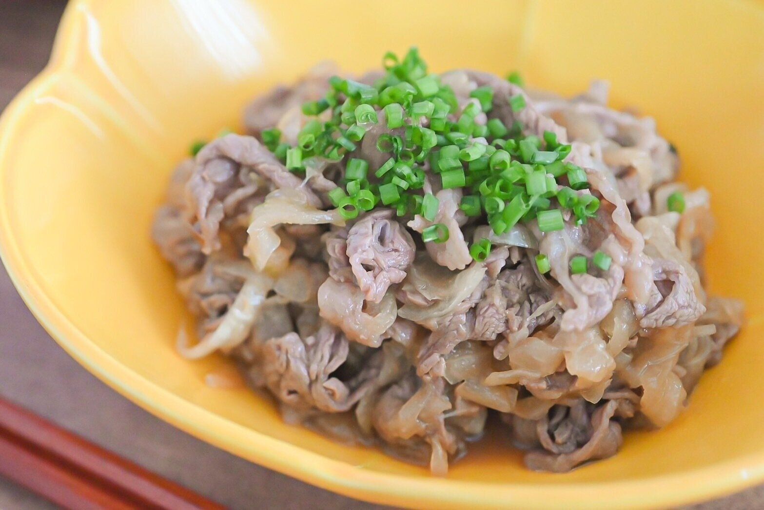 黄色い皿に盛られた牛肉と玉ねぎのマリネ