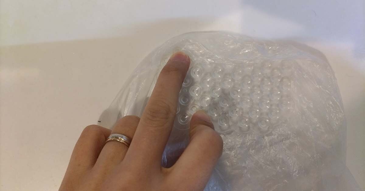 袋を吸盤シートに被せる