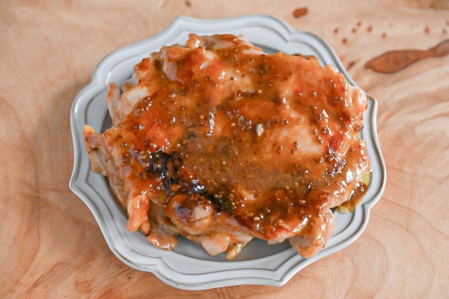 皿にのったハニーマスタードチキン