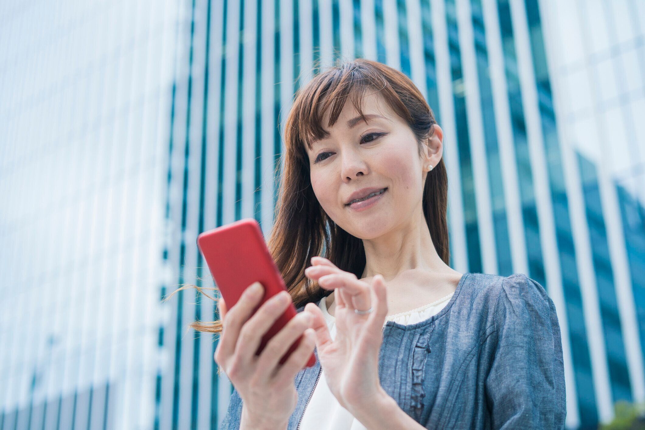 スマートフォンを使ったビジネスウーマン