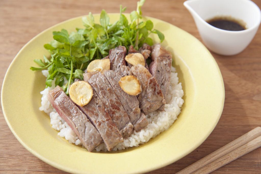 がっつりだけど糖質控えめ！ガーリックステーキ丼