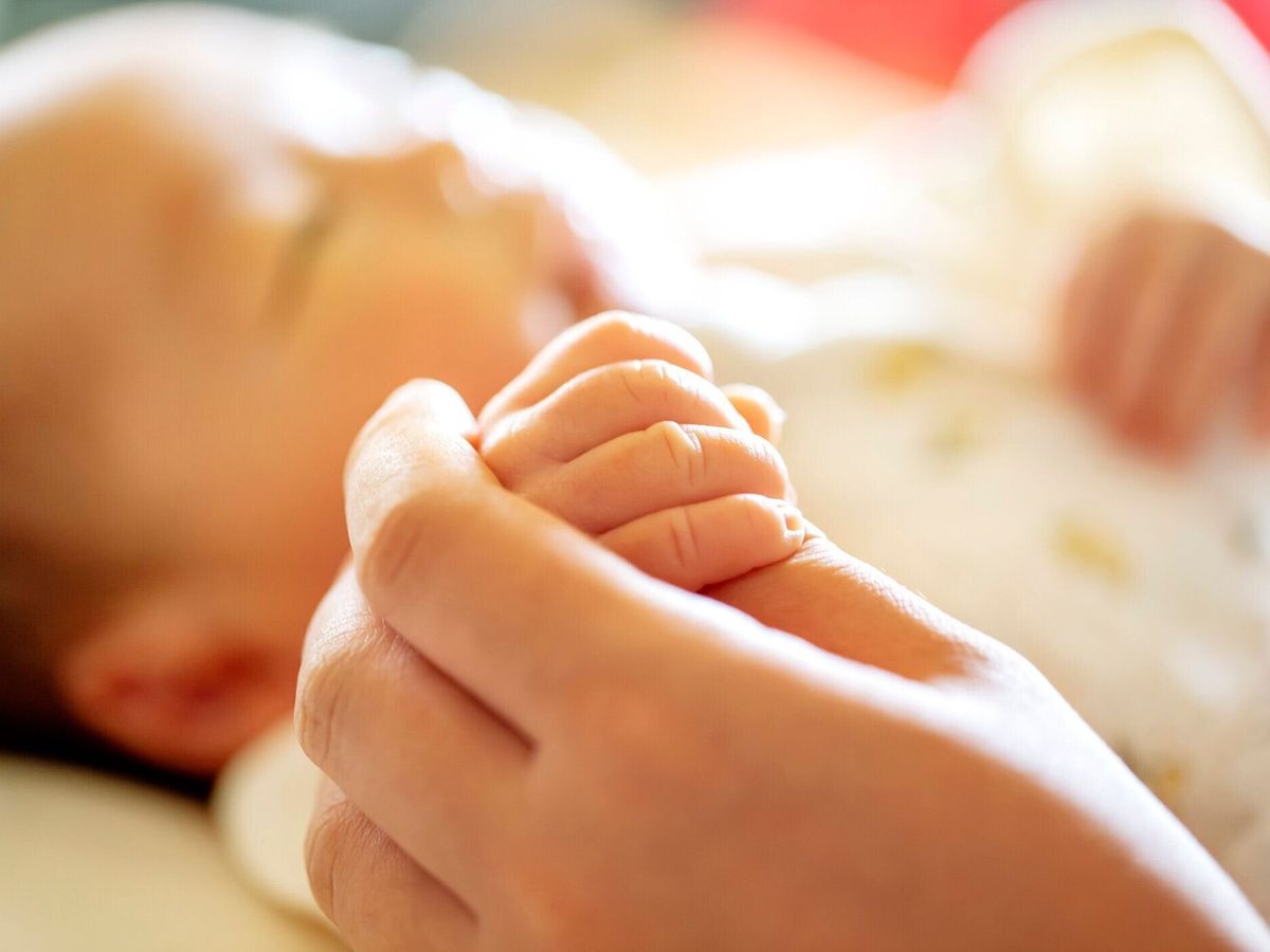 手を握る。生まれたばかりの赤ん坊を親の手に渡す