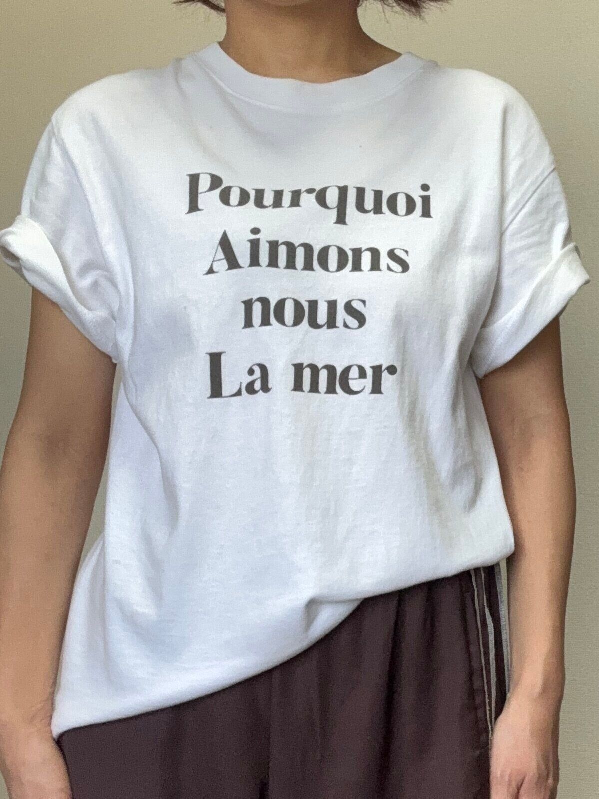 Tシャツの袖をまくる