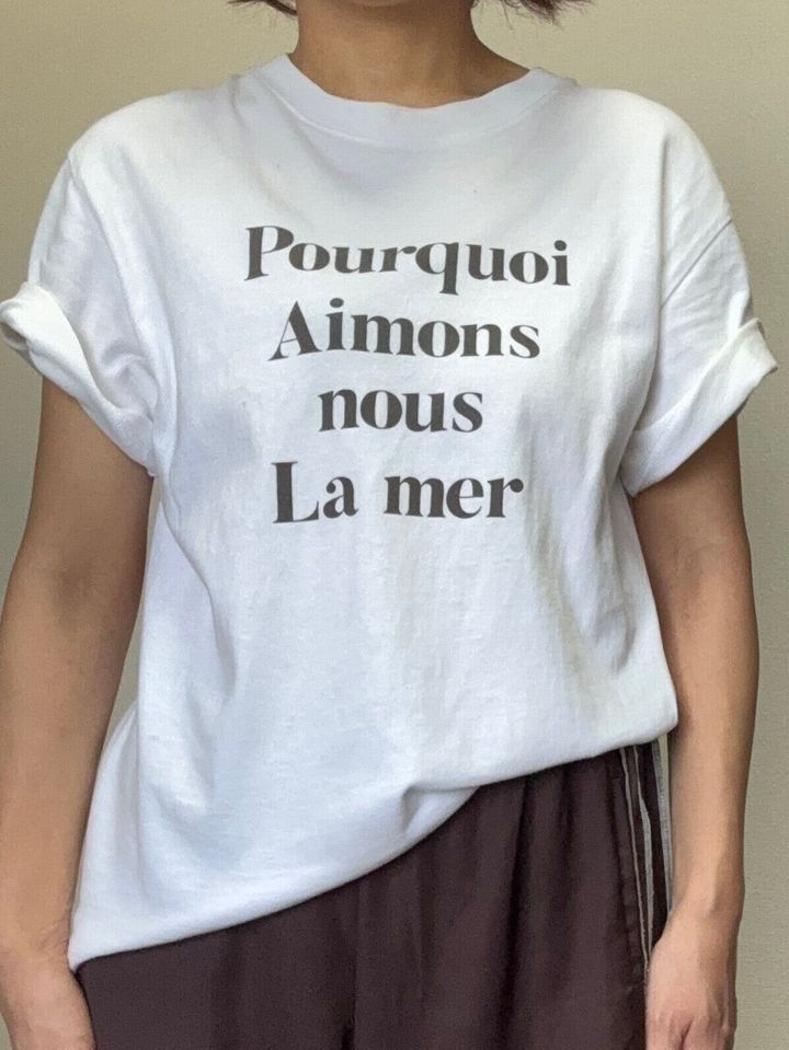 Tシャツの袖をまくる