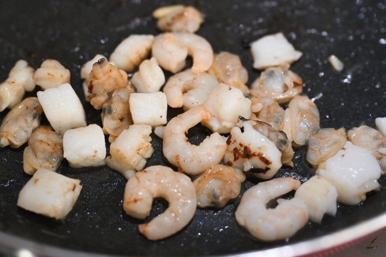 炒めた冷凍シーフードミックス