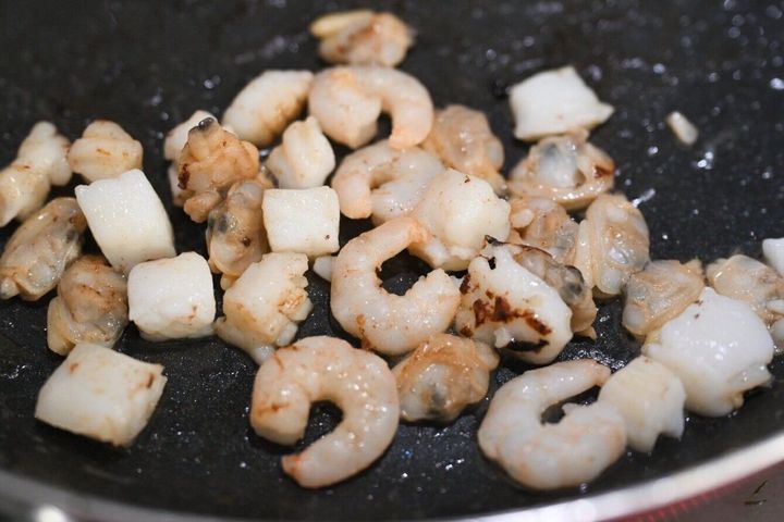 炒めた冷凍シーフードミックス