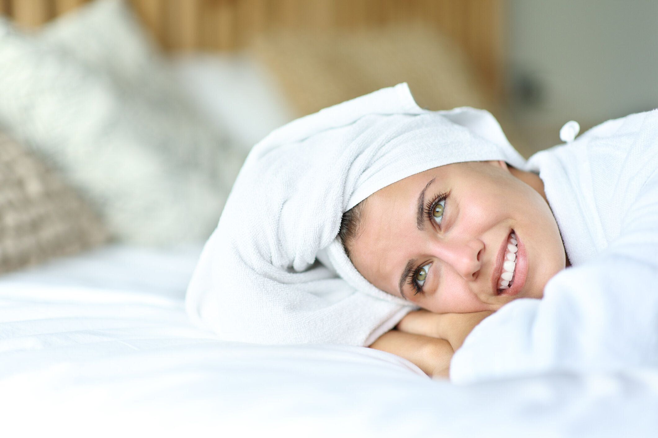 シャワーを浴びた後に目をそらす美しい幸せなティーン