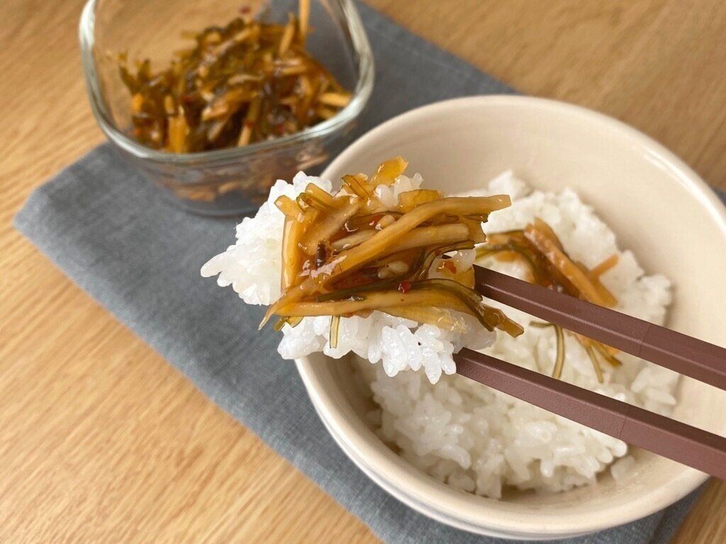 ごはんにかけるごぼうと昆布
