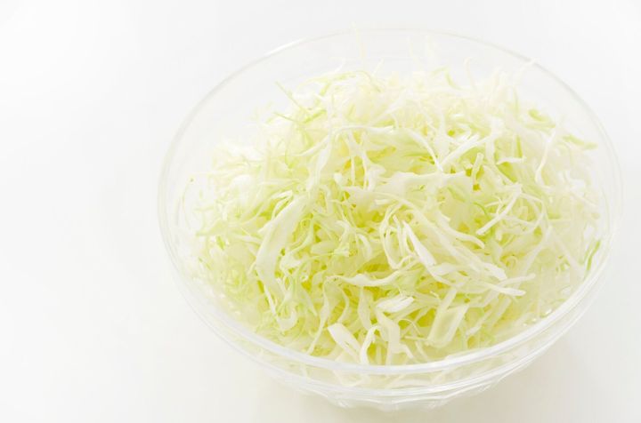 プラスチック製のボウルにキャベツの千切り