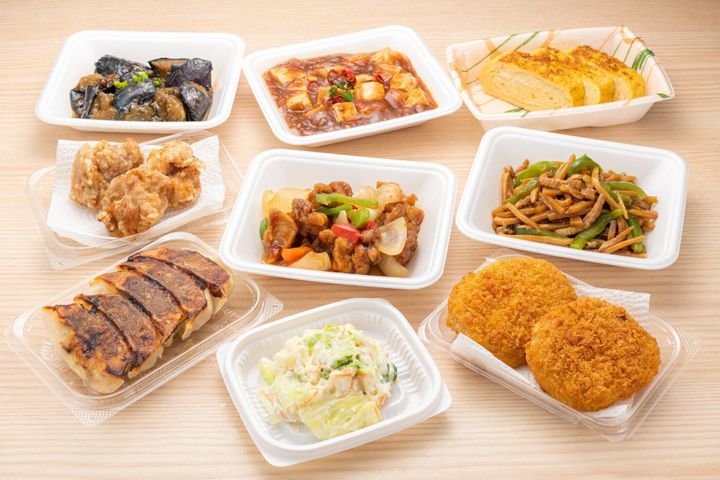 テーブルの上の様々なパックでおかず。