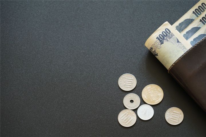 暗い背景、銀行経済金融概念、日本のお金の節約に財布の中の日本の紙幣とコイン