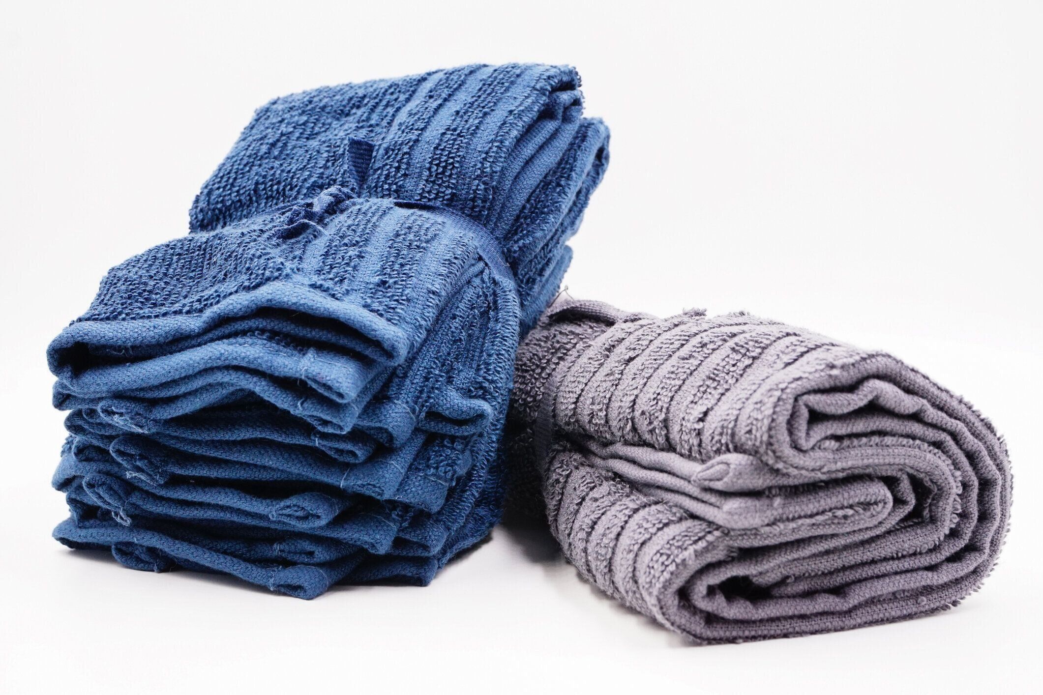 青とグレーのハンドタオルとフェイスタオル