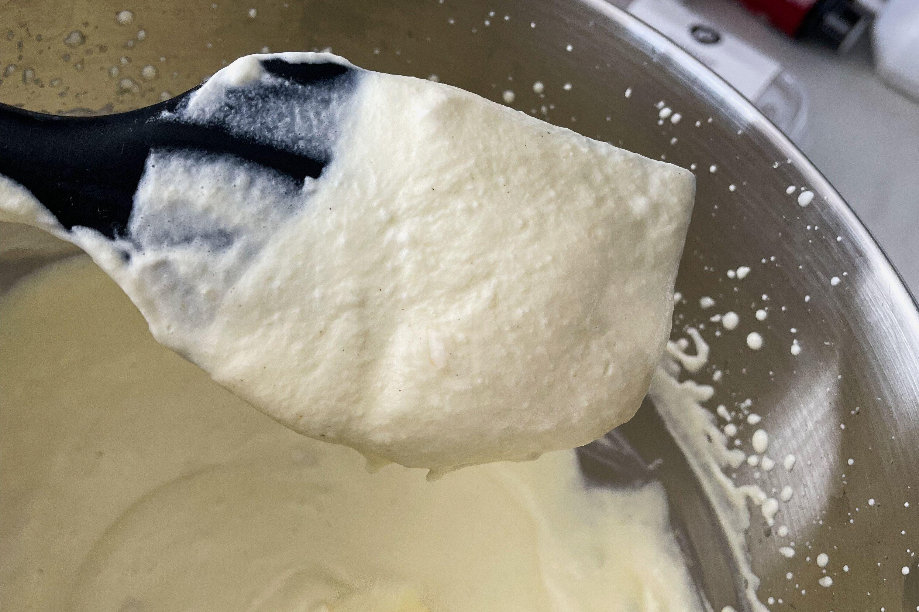 シリコンヘラの上のサフランムースのクローズアップビュー