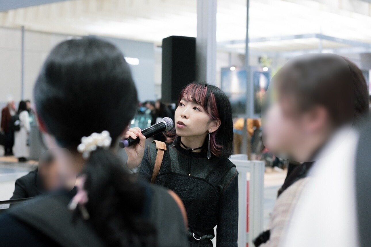 セミナーに登壇する綾さん