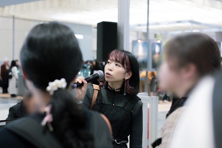 セミナーに登壇する綾さん