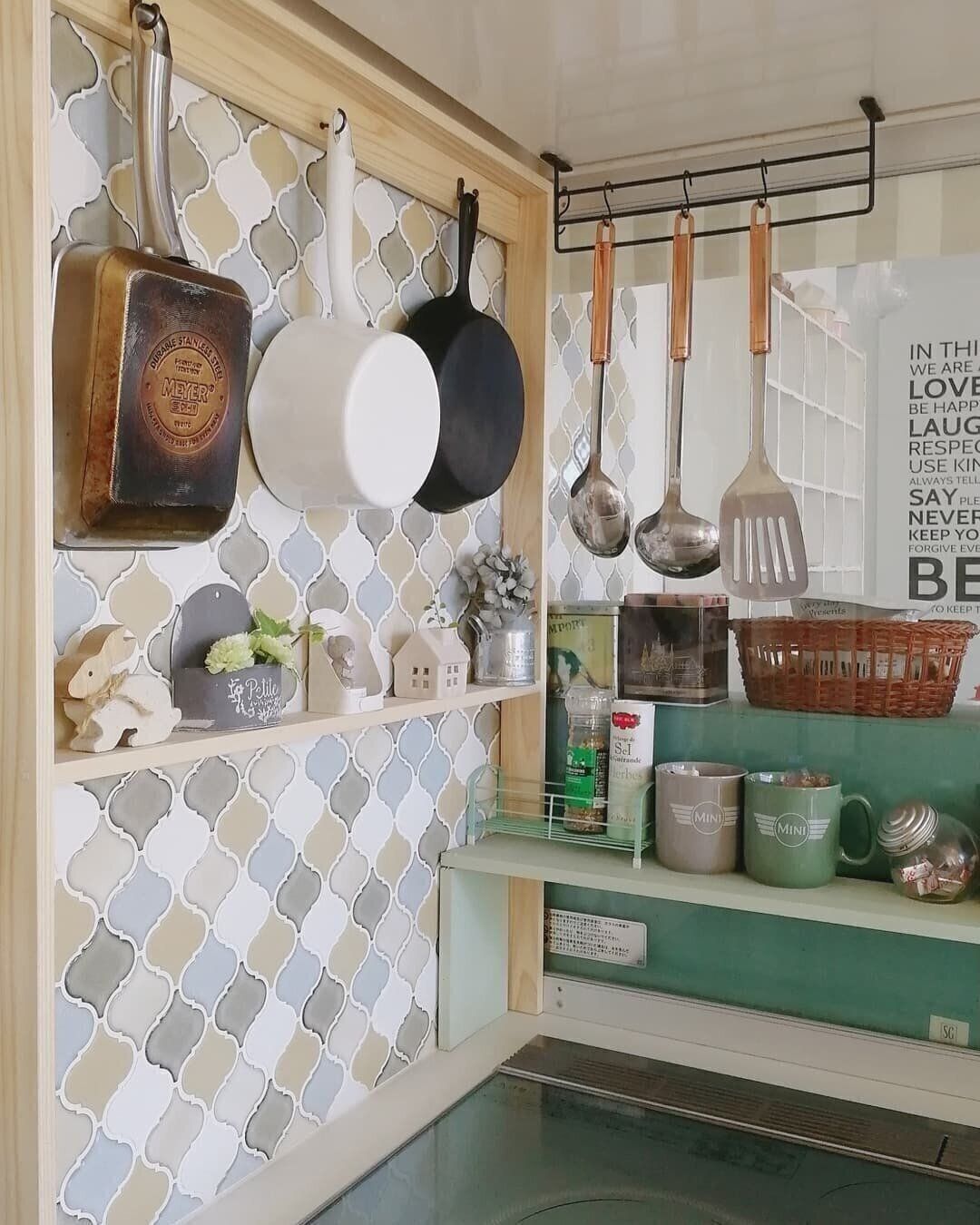 手づくりの木枠で吊るす収納がかなう