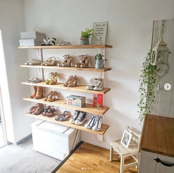 まるでお店！DIYで壁一面を靴収納スペースに大変身