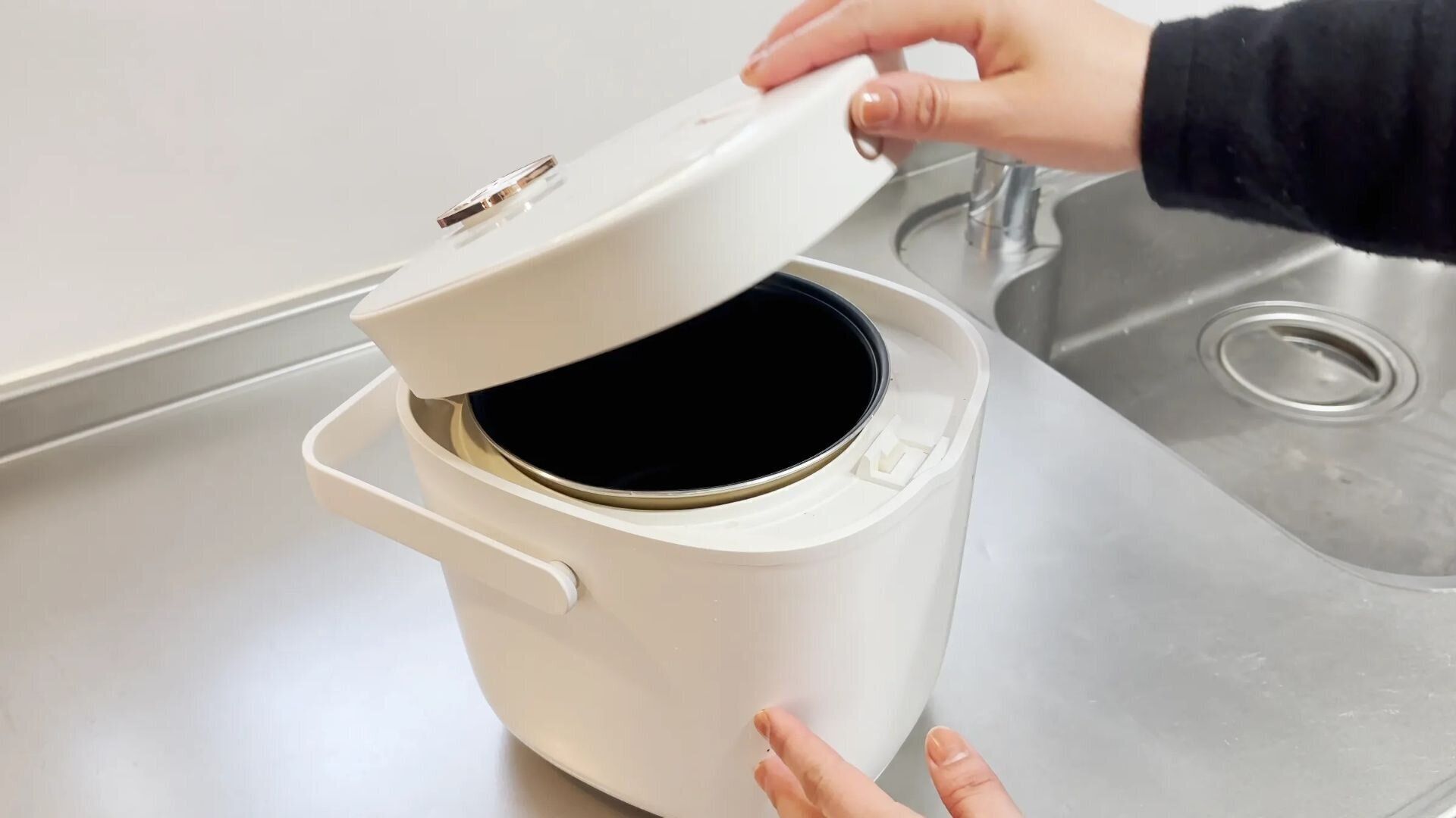 炊飯器を開ける