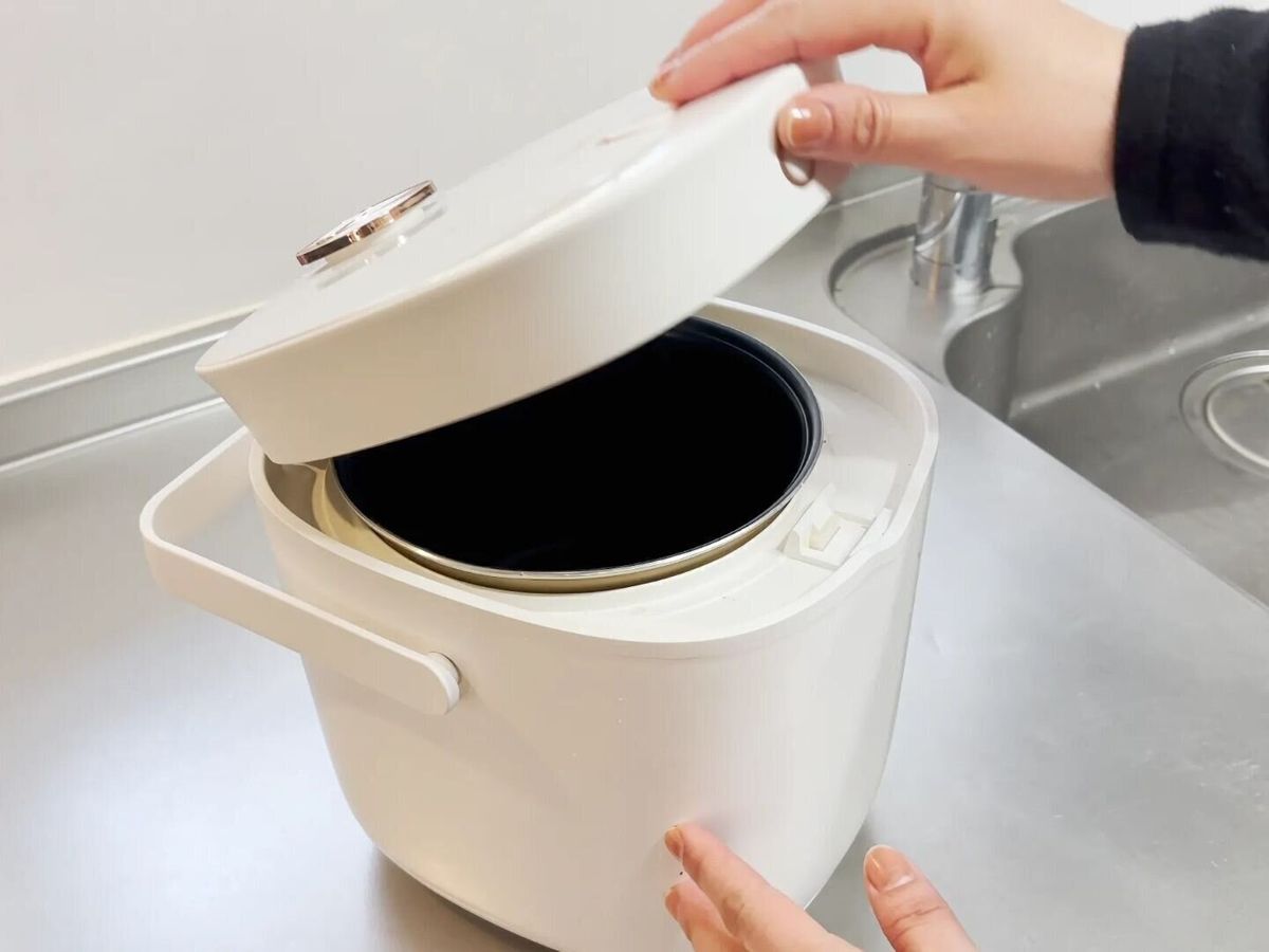 炊飯器を開ける