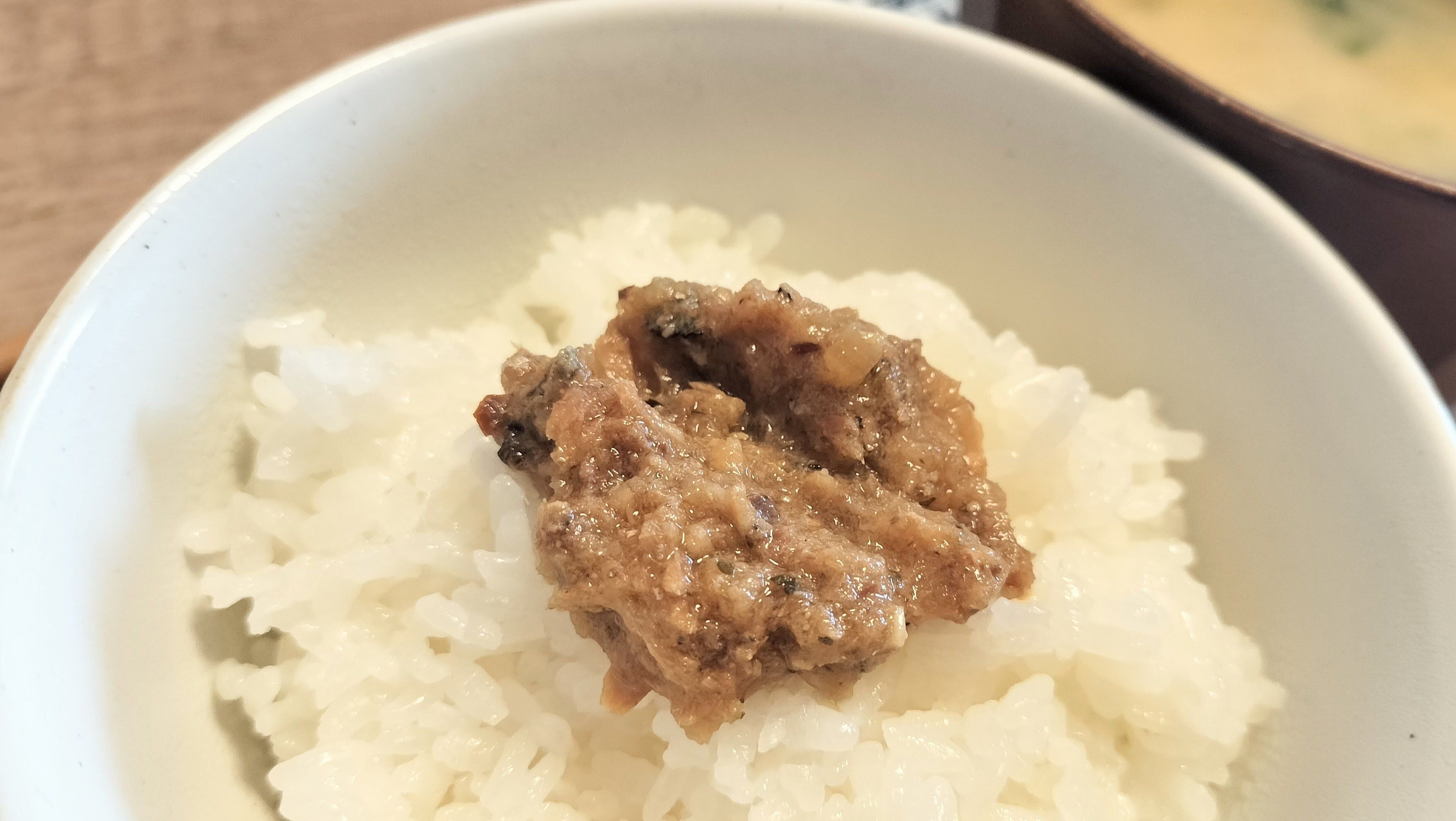 ごはんにのせた旨いわし