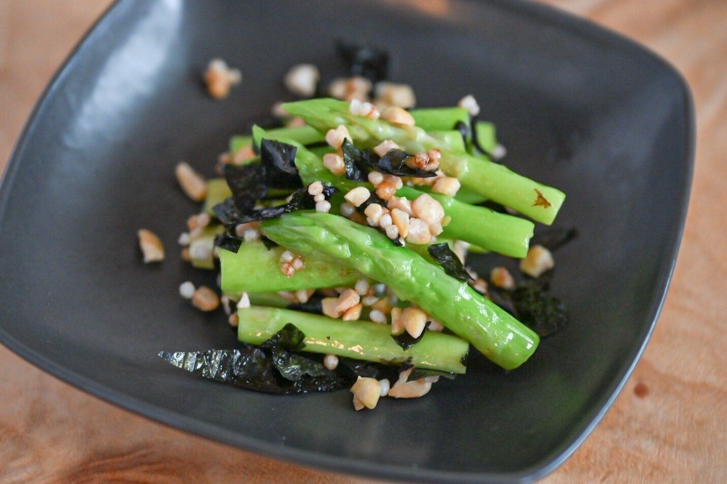 皿に盛られたアスパラガスの海苔と納豆のふりかけ和え