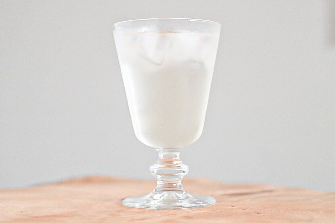 グラスに入った水で割ったメキシカンライムエードベース