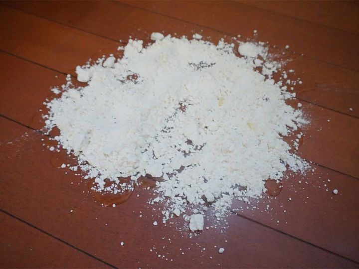 家事の裏ワザ 床にこぼした油は 小麦粉 をふりかけるだけで解決 サンキュ 家事の裏ワザ 床にこぼした油は 小麦粉 をふりかけるだけで解決 サンキュ