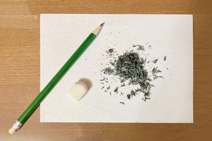 紙と鉛筆と消しゴムのカス