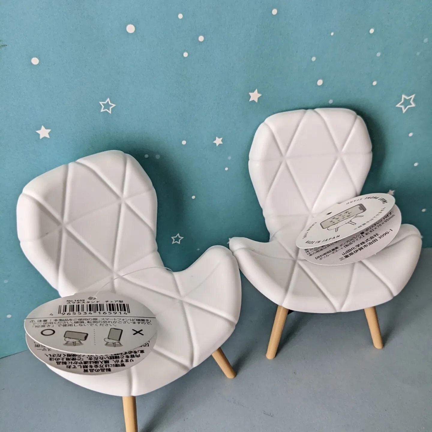 【ダイソー】椅子のデザインのスマホスタンドはインテリアのアクセントに