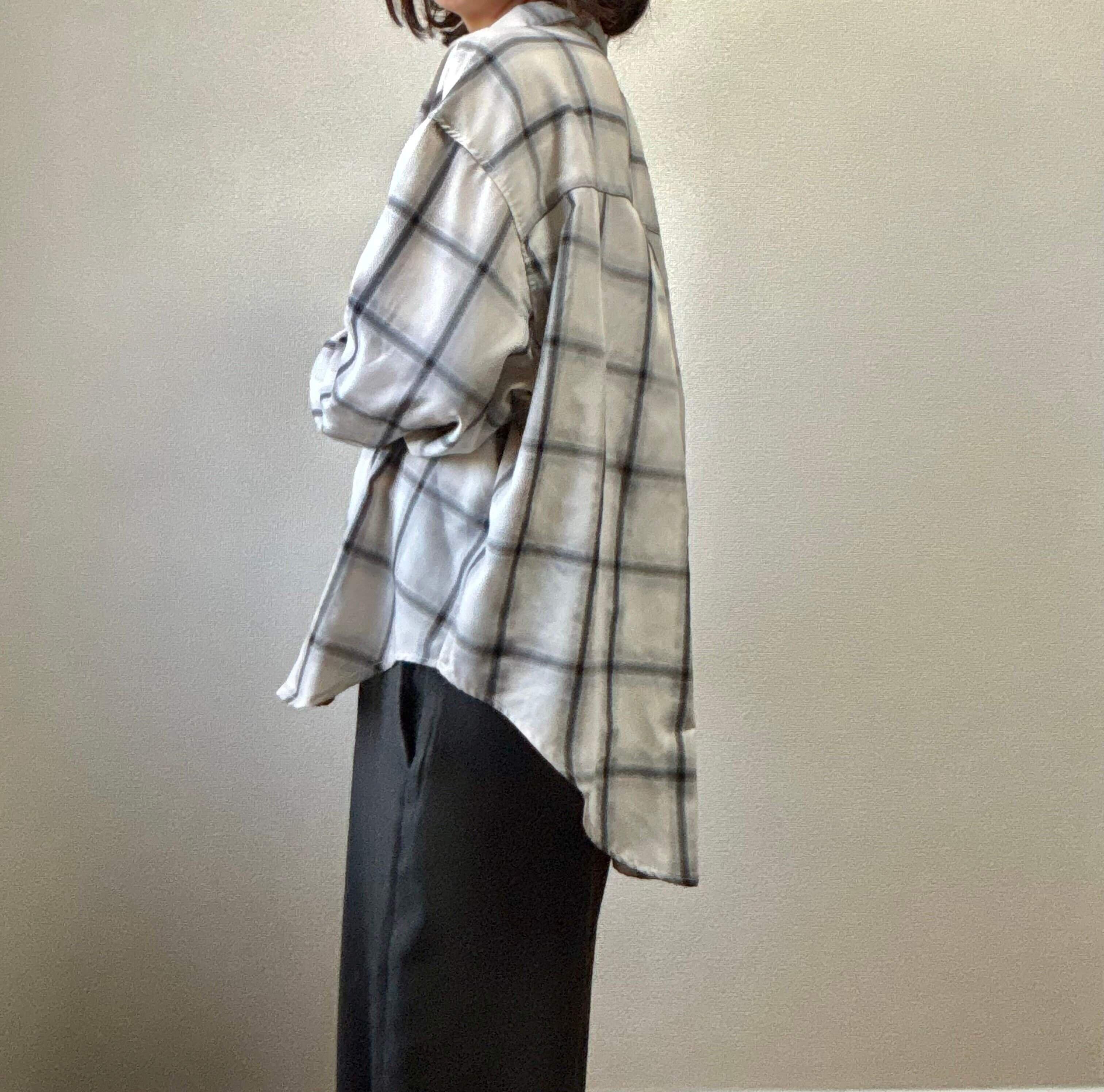 チェックシャツの横から見た図