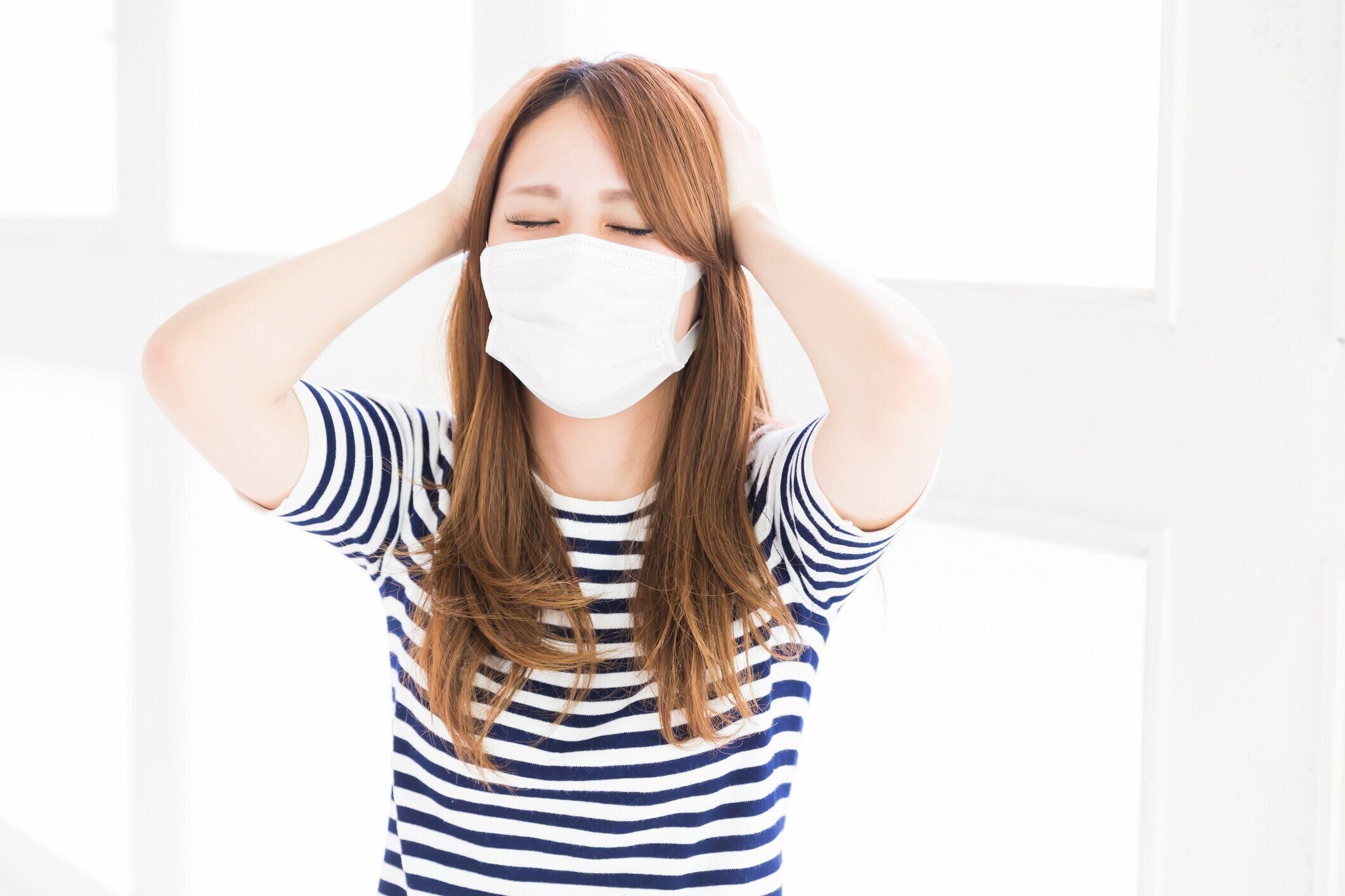 マスクを身に着けていた女性