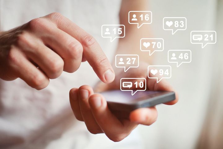 スマートフォンモバイル、コメント、好きな人、新しいフォロワーのソーシャルメディアまたはネットワーク