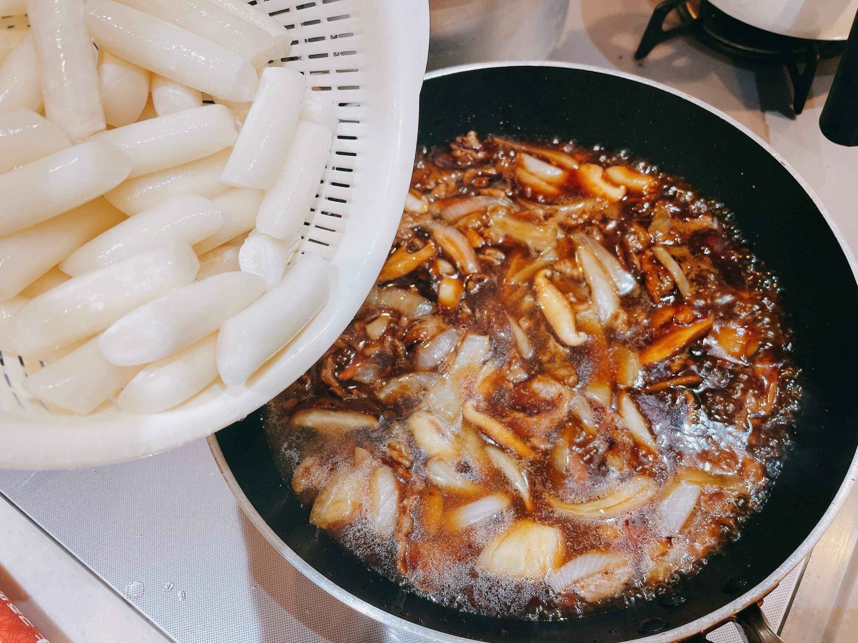 水洗いしたトックを加える