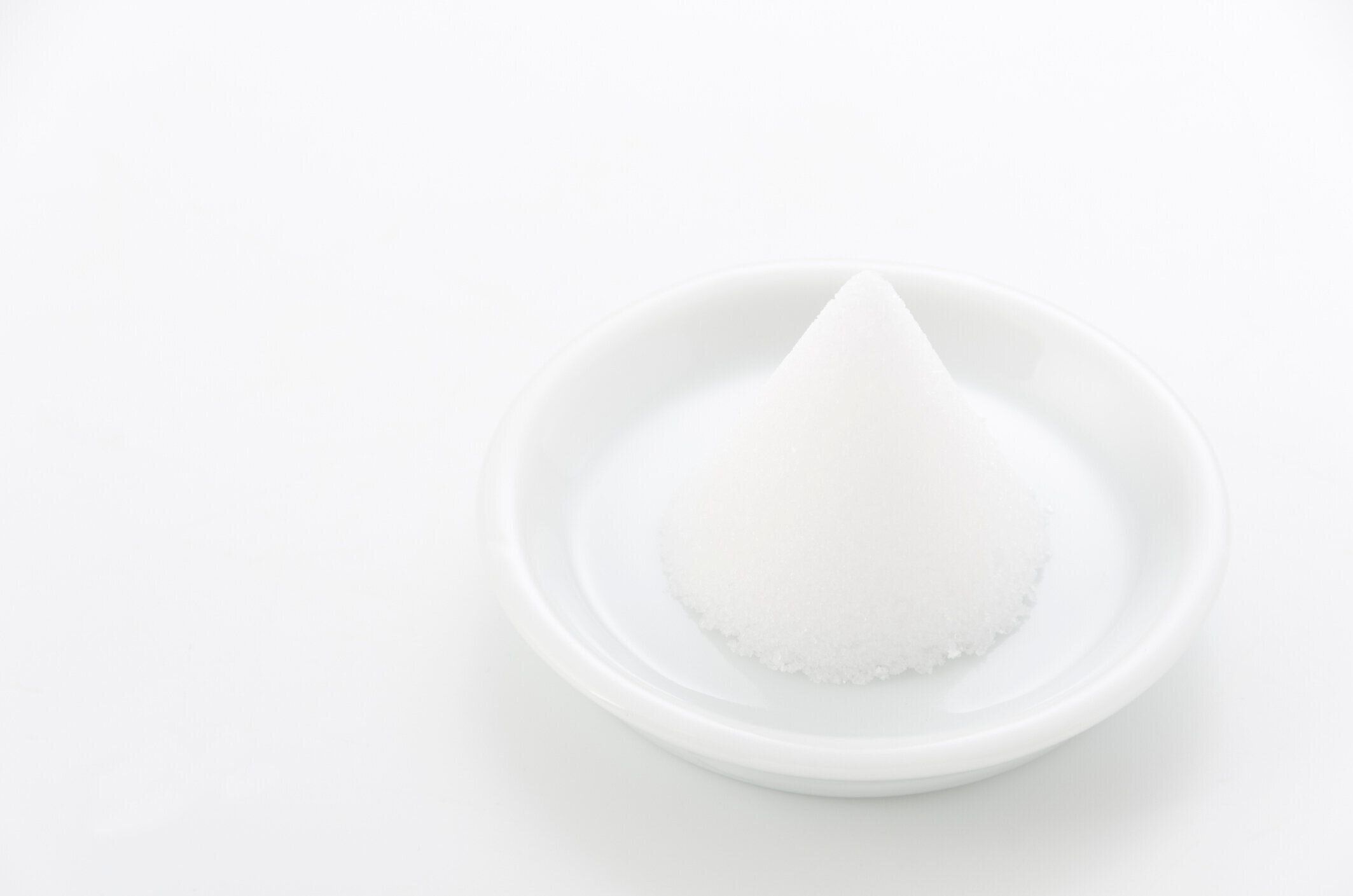 小さな皿に塩を積み上げ、玄関に置かれた守夫は、悪を追い払うだけでなく、「家族の調和」、「良い生い立ち」、「職場での成功」などを奨励します。