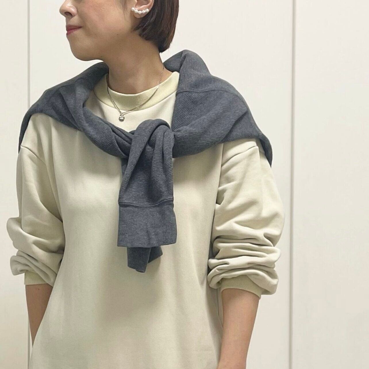 ベージュスウェットワンピにサーマル肩掛け