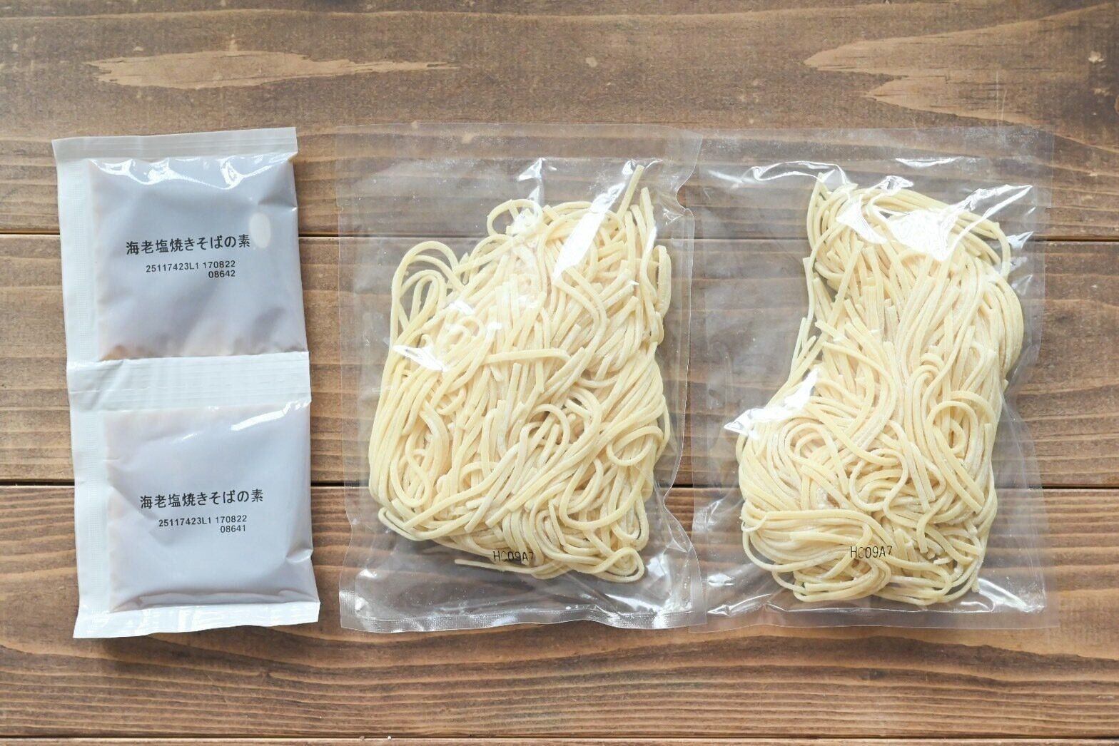 テーブルに並んだ「海老塩焼きそば」の中身