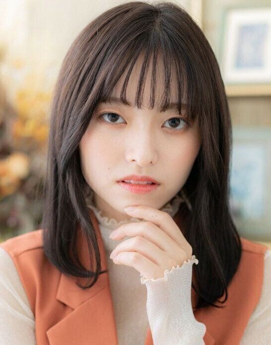 フリンジバングでおしゃれに！ゆるふわミディアム