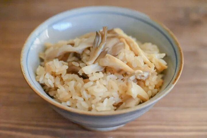 加熱は炊飯器にお任せ！舞茸と油揚げの炊き込みごはん