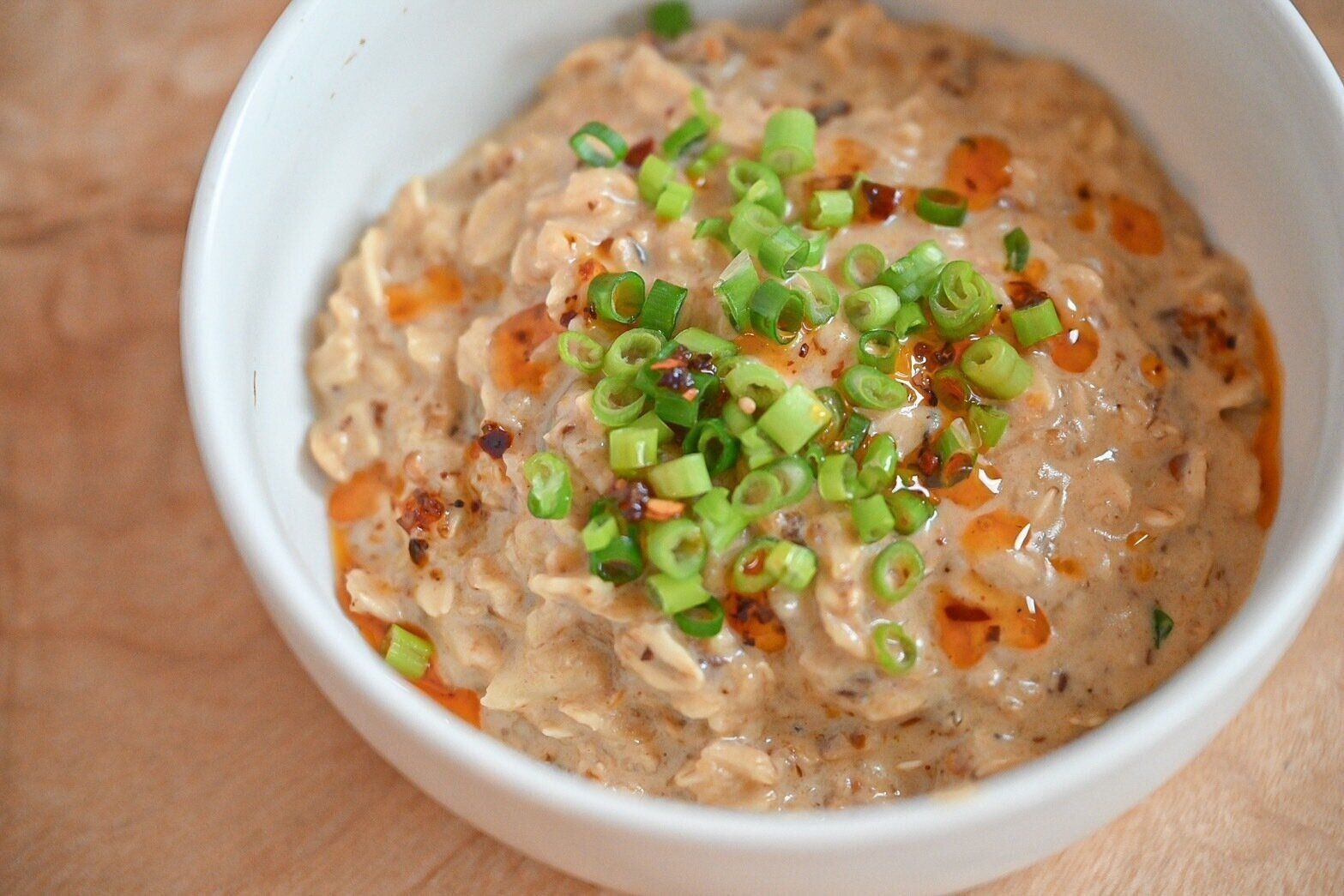 白い皿に入ったオートミール粥