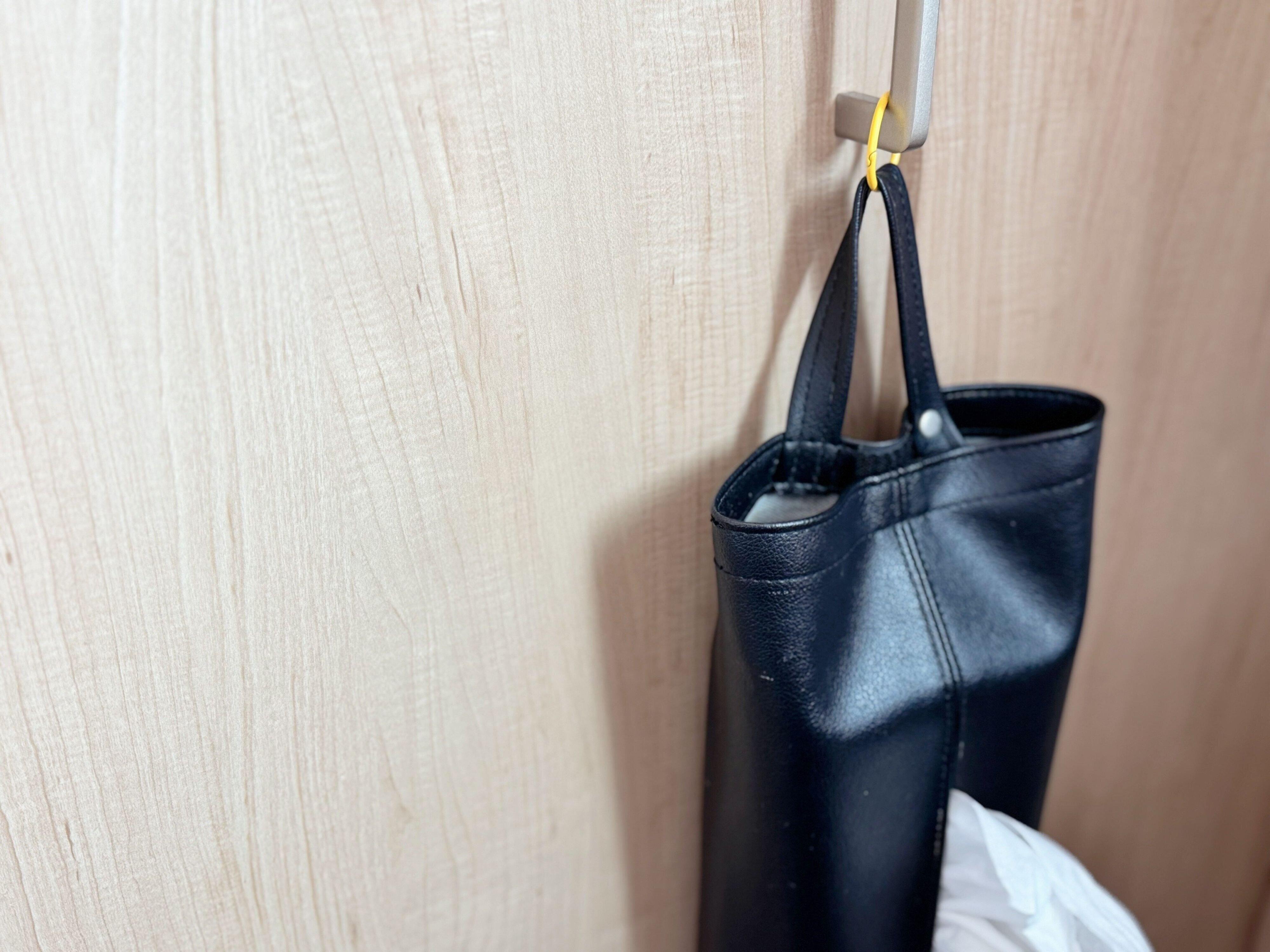 クローゼットの取手につければ吊るす収納ができる