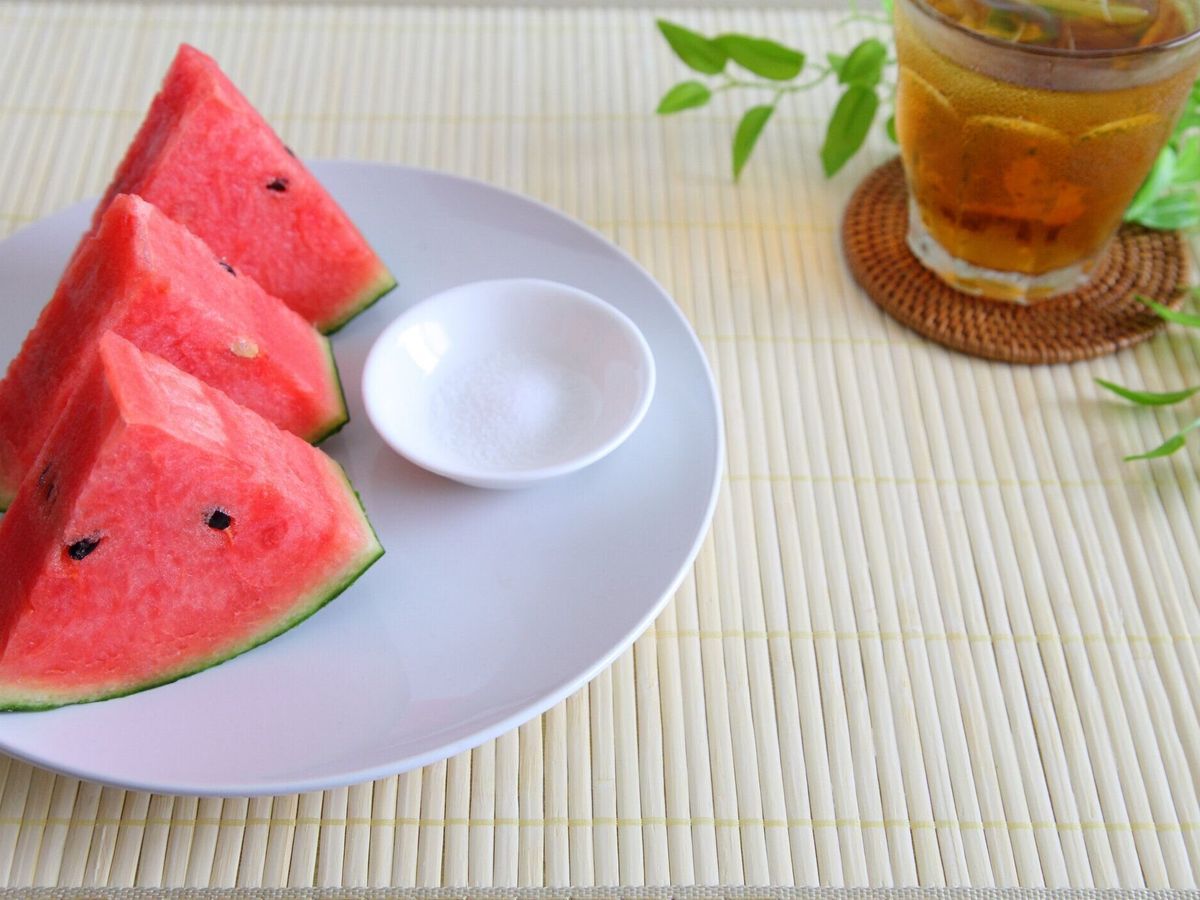 全切りスライス新鮮なスイカとアイス大麦茶